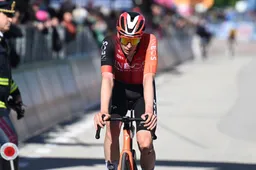 Arensman baalt van beslissende bochten voor slotklim: 'Ik was zo dichtbij, en ik had de benen'