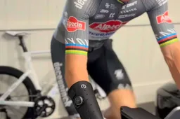 📸 Van der Poel komt met hoopvolle update na zware crash in Nové Město: 'Ik kijk er alweer naar uit om snel op de mountainbike te rijden'