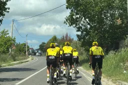 Visma | Lease a Bike en Van Aert verkennen Albaanse wegen, maar worden door organisatie uit Tirana gehouden