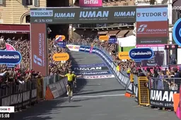 Van Aert wint op schitterende wijze krankzinnige gravelrit: Del Toro nieuwe leider, Roglic verliest minuten na val