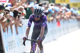 Jayco AlUla trekt met ploeg voor alle terreinen richting Tour de France-start in Lille: Groenewegen en Reinders present