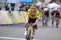 Vuelta-debutant Tulett kijkt nog altijd op naar Van Aert: 'Mathieu was een voorbeeld voor me, maar Wout was écht een idool'