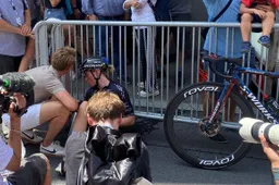 Demi Vollering op en over haar limieten gegaan, en daar zal kledingkeuze vanuit organisatie niet bij geholpen hebben