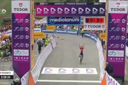 Visma | LaB-talent Nordhagen probeert het van ver, maar ziet Belgische Widar winnen na spektakelstuk in Giro Next Gen