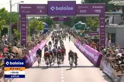 Een dag na bijna-val wint Jasper Philipsen in tweede etappe Baloise Belgium Tour weer eens na 109 dagen