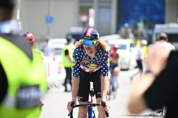 Showman Simmons hekelt 'saaie' wielersport: 'Je moet mensen wat geven om naar te kijken'