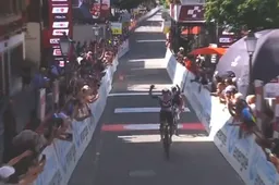 Demi Vollering in Zwitserland na zeer lange duo-tijdrit met Reusser in de sprint geklopt door sterke Zwitserse