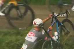 🎥 Del Grosso aan de haal met zichzelf na val in Antwerp Port Epic: 'Blijkbaar kun je daar niet parkeren'