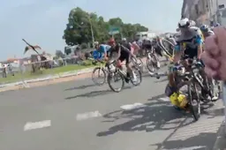 🎥 Amateurbeelden van val Remco Evenepoel tonen aan dat gele trui Dauphiné toch wel hard crashte