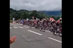 🎥 Beelden van klapper Skjelmose duiken op, die zelf toelichting geeft: 'Probeerde over vluchtheuvel te springen'