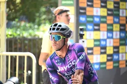 Groenewegen baalt van gemiste kansen in 'rare' eerste Tourweek: 'Zelfs in zo'n geheel vlakke rit wil Mathieu in de aanval'