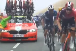 🎥 Ploegleider INEOS Grenadiers rijdt toeschouwer omver en krijgt megaboete en gele kaart