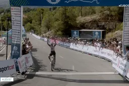 Del Toro grijpt met machtige solo zevende (!) overwinning van het seizoen in Spaanse eendagskoers