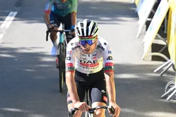 Almeida kijkt op rustdag naar opties om Vingegaard te kloppen: 'Er is hoop dat laatste week voor hem langer kan duren'