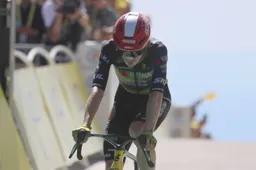 Vingegaard jubelt om wonderbenen op Mont Ventoux, maar baalt van val na de finish door fotograaf
