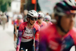 Een opmerkelijke overstap: ongeslagen Duitse profbokster tekent contract bij ploeg van Niewiadoma