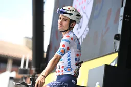 Martinez rijdt zich in negatieve spotlight tijdens Tour, ziet Bahrain: 'We zullen het onderling uitzoeken'