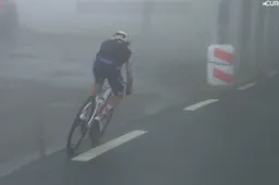 Lenny Martinez verklaart afdaling waarin hij veel tijd verloor: 'Moest fietscomputer gebruiken om te weten wanneer er een bocht kwam'