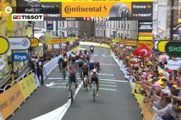 Van der Poel wint na fantastische finale en neemt gele trui over van ploeggenoot Philipsen in tweede rit Tour de France