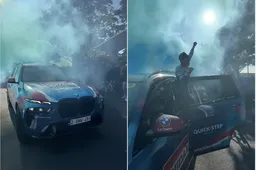 🎥 Remco Evenepoel na tijdritzege als een held (én met rookbommen) onthaald bij ploeghotel Soudal Quick-Step