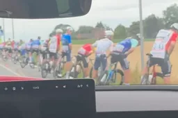 🎥 Groepsritueel of nerveus plasje? Volledig Tourpeloton aan sanitaire stop in eerste etappe Tour de France