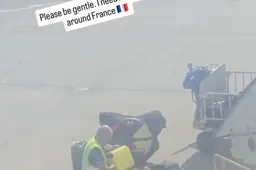 📸 Vanaf station Assen of een carpoolplek: renners krijgen laatste knuffel voor Tour (of vrezen voor hun fiets in het vliegtuig)