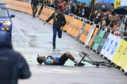 📸🎥 Man die net voor sprintend peloton over finish etappe 17 wilde fietsen inmiddels veroordeeld