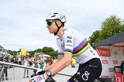 Pogacar nu al klaar met enorme Tour-transfers en verplichtingen: 'Blij dat ik niet met de pers hoef te praten'