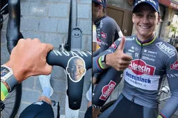 📸 Haha! Van der Poel en Nys grappen tijdens ploegpresentatie: Nederlander heeft foto van collega-crosser op stuur geplakt