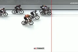 Tim Merlier blijft wél overeind en wint massasprint na fotofinish van Milan, Philipsen na eerdere val uit de Tour