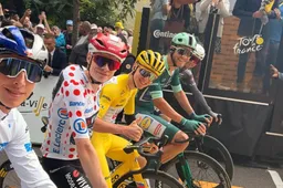 Pogacar zocht Vingegaard op voor start slotrit en verklapt wat Tadejs Pogacarty inhoudt na winnen Tour de France