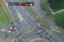🎥 Grote crash in eerste bergrit Vuelta: Vingegaard en heel Visma | LaB tegen de grond, ook Pidcock onderuit