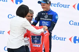 Gaudu pakt Vuelta-leiding over van Vingegaard: 'Zo'n sprint kan echt gevaarlijk zijn'