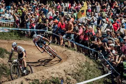 Mathieu van der Poel ontleedt stoppende MTB-legende Nino Schurter na mooie woorden: 'Wat hem zo goed maakt?'