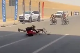 🎥 Bizarre beelden! Zo ziet te vroeg juichen, vallen en daarbij óók nog iemand laten vallen eruit