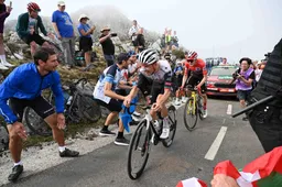 Analisten aanbidden Almeida, maar Zonneveld twijfelt: 'Als het Pogacar was geweest, had Vingegaard het wel gedaan'