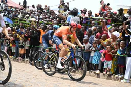 Met zak chips in de hand doet Mollema zijn WK-verhaal: 'Finishte Evenepoel nog op anderhalve minuut, joh?'