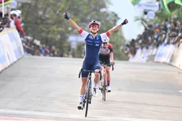 Dat belooft voor de elite: Célia Gery dankt Visma-ploeggenote en wordt wereldkampioene bij de beloften na pittige afvalrace