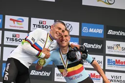 Van Wilder zag op hot seat 'met best wat stress toe' hoe Pogacar nog probeerde te profiteren van slipstream Evenepoel