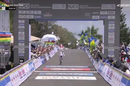 History! Oersterke Hudson is na weergaloze solo eerste Britse wereldkampioen bij de junioren, favoriet Noval valt in slotronde