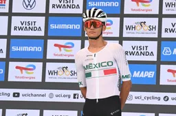 Ja, dat lees je goed: Isaac Del Toro heeft eerste overwinning en kampioenstruitje van 2026 binnen