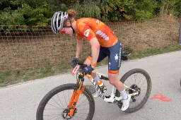 Puck Pieterse sluit periode als wereldkampioene af met 6e plek: 'Als ik de benen had gehad, was ik hier zo weggereden'