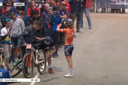 Pieterse kan mede dankzij materiaalpech wereldtitel niet verdedigen: Zweedse Rissveds pakt regenboogtrui