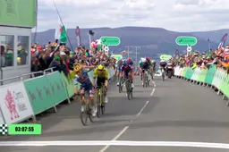 Rivalen maken geen gebruik van zwak moment Evenepoel, waarna Belg ze op hun plaats zet in Tour of Britain