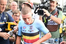 Groot kampioen Evenepoel helpt jonge Belgische aan top-10 op WK: 'Twee minuten daarna stond hij daarmee, Remco zelf'