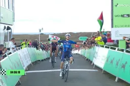 Evenepoel kleurt koers in eerste Tour of Britain-test, maar ziet Grégoire met knappe sprint Alaphilippe aftroeven