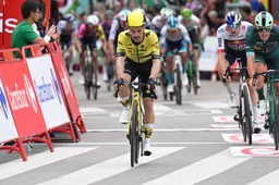 Grote domper voor Vingegaard en Visma | LaB, ook Movistar ziet renner afstappen als gevolg van crash door demonstrant