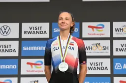 Visma-belofte en UAE-talent tonen veerkracht met podiumplek op WK: 'Het was een domme valpartij'