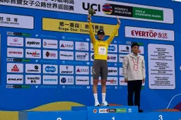 Van Rooijen tweede in Chinese openingsrit na declassering van winnares, ritzege uiteindelijk voor Baker