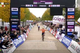 Nederlandse burgeroorlog bij WK gravel: Kastelijn hengelt Van Anrooij in laatste meters terug, Wiebes klopt Vos op meet